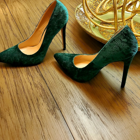 Shoe Republica Shoes - Green Velvet Pointed Toe Pumps - Size 9